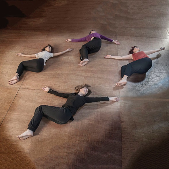 Bewusstheit durch Bewegung, Hierbei SITZEN, LIEGEN oder STEHEN die Teilnehmer und bewegen sich individuell nach der Anleitung des Lehrers. 