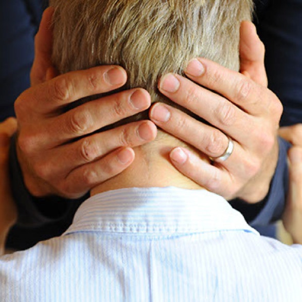 Bei der Einzelarbeit erfolgt Lernen dadurch, dass die Feldenkrais LehrerIn Sie bewegt. 