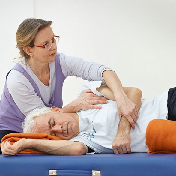 Funktionale Integration - Hier erfolgt Lernen dadurch, dass die Feldenkrais LehrerIn Sie bewegt. 